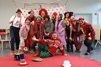 Ein Gruppenfoto mit einer ehemaligen Workshopgruppe, die zum Thema "Auf Clownsentdeckung in dir selbst" gearbeitet hat. Auch zu sehen, der Workshopleiter Clown fidelidad, alias Wolfgang Konerding.