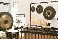 Percussions-Instrumente des Kinderkonzerts sind abgebildet, u.a. Gongs und Glocken.