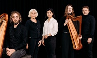 Das Ensemble der musikalischen Lesung steht aufgereiht auf der Bühne und schaut ins Publikum. Zu sehen sind zudem zwei Harfen.