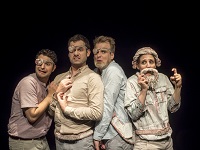 Vier Performer/-innen der Vorstellung "Das besondere Leben der Hilletje Jans" schauen mit verzerrten Gesichtern ins Publikum. Eine Spielerin trägt einen Bart aus Papier.
