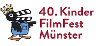 Logo - Ein schwarzer Vogel in blauem Overall und einer Krone, dessen Schnabel wie eine Filmklappe in schwarz und weiß gestreift ist, zeigt auf den Text: 40. KinderFilmFest Münster.