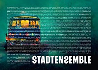 Illustration: Ein von innen beleuchteter Reisebus vor grünem Hintergrund, über das Bild ist unlesbarer Text gelegt.