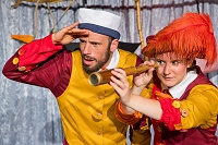 Die Akteure vom Theater Don Kidschote – next generation, Katharina Laukemper und Joscha Gingold in Kostümen und mit einem Fernrohr bestückt.