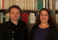 Carsten Bender und Tanja Stermann vom Vorlese-Café stehen nebeneneinander vor einer Bücherwand.