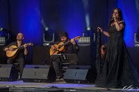 v.l. Ivo Guedes, João Luis Nogueira Pinto und Suzana Pais (Foto: Volker M. Bruns) Die Fado-Sängerin Suzana Pais steht mit ihren Gitarrenkollegen Ivo Guedes und João Luis Nogueira Pinto auf der Bühne.