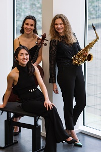 Die drei Musikerinnen des aStella Trios Margarita Cherenkova (Saxophon), Berfin Karagüzel (Cello) und Bomi Hwang (Klavier)