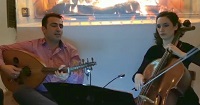 Das Musikduo "Andalusik", v.l. Samir Sfouk (Oud, Gesang) und Cecilia Rubio Zamorra (Violoncello)