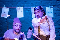 Eine Szene aus der Vorstellung (Foto: Thomas Mohn) Der Musiker Jens Brülls und der Schauspieler Claudio Ayala schauen erstaunt in den Raum vor ihnen.