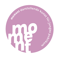 Logo mit Schriftzug 'moment - darstellende Kunst für junges Publikum'