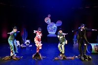 Szene aus der Vorstellung (Foto: Young-Soo Chang) Die vier Performenden stehen in einer Reihe jeweils auf einem Reitsattel. Sie tragen Cowboy-Kleidung samt Hut.