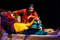 Szene aus der Vorstellung (Foto: Axel J. Scherer) Die beiden Performerinnen befinden sich in einem Bett und schauen gemeinsam in ein Bilderbuch.