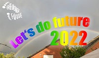 Regenbogen über der Dachspitze eines Hauses, darüber in bunten Farben der  Schriftzug 'Let's do future 2022'