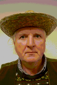 Portraitfoto eines älteren Herren mit Strohhut