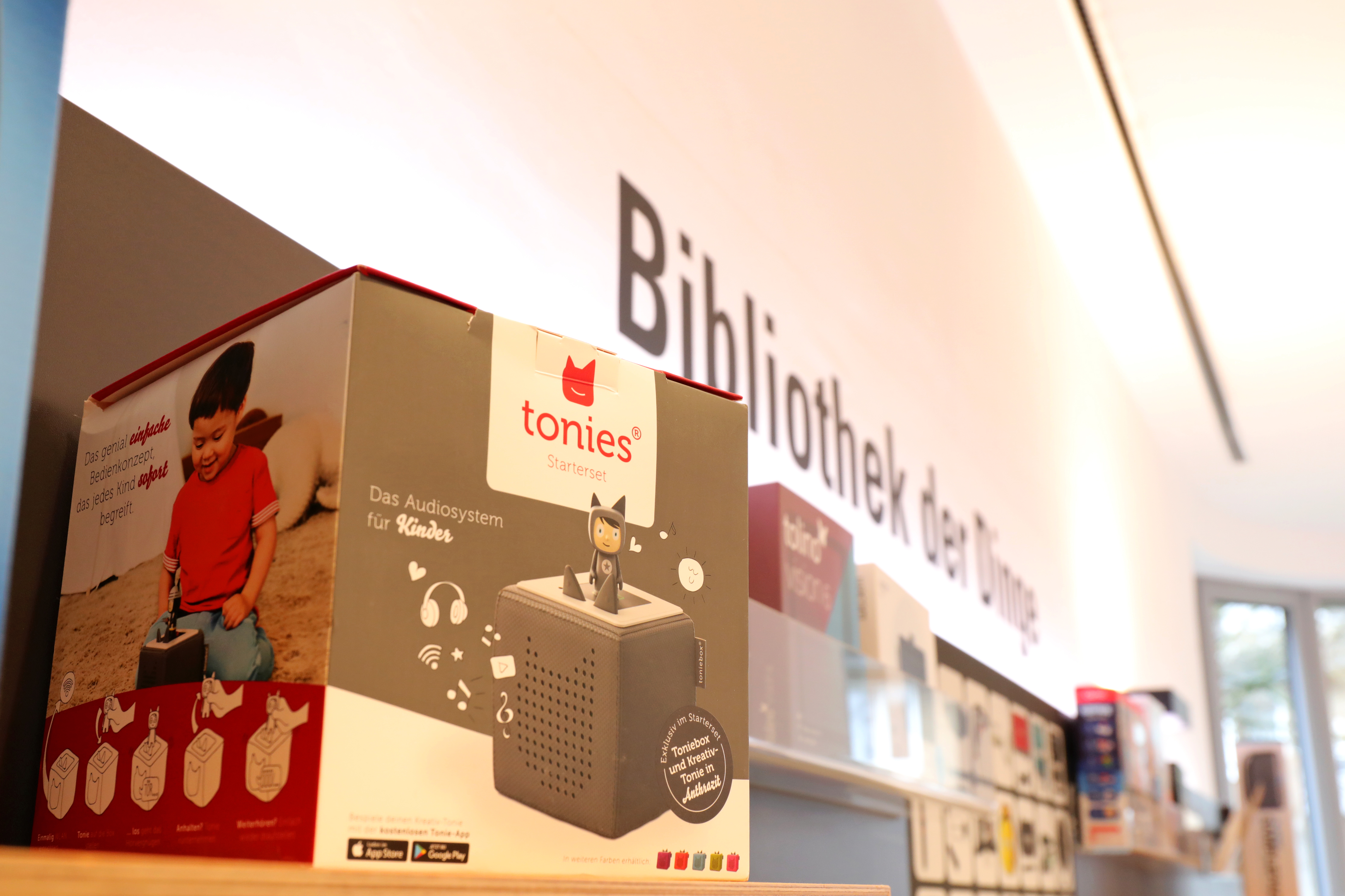 Blick in die Bibliothek der DInge: Im Vordergrund eine Tonie-Box