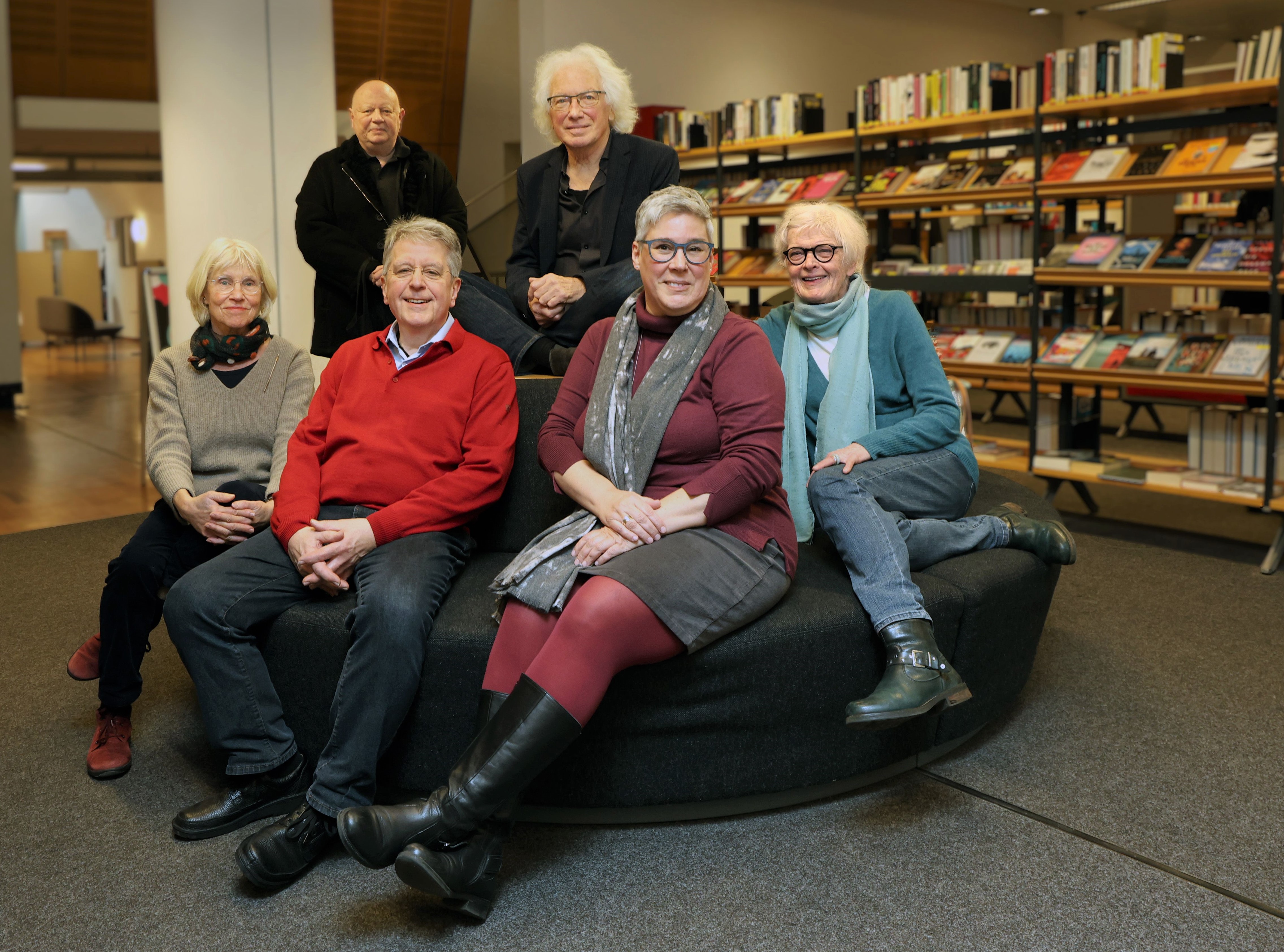 Sechs Personen in der Stadtbücherei