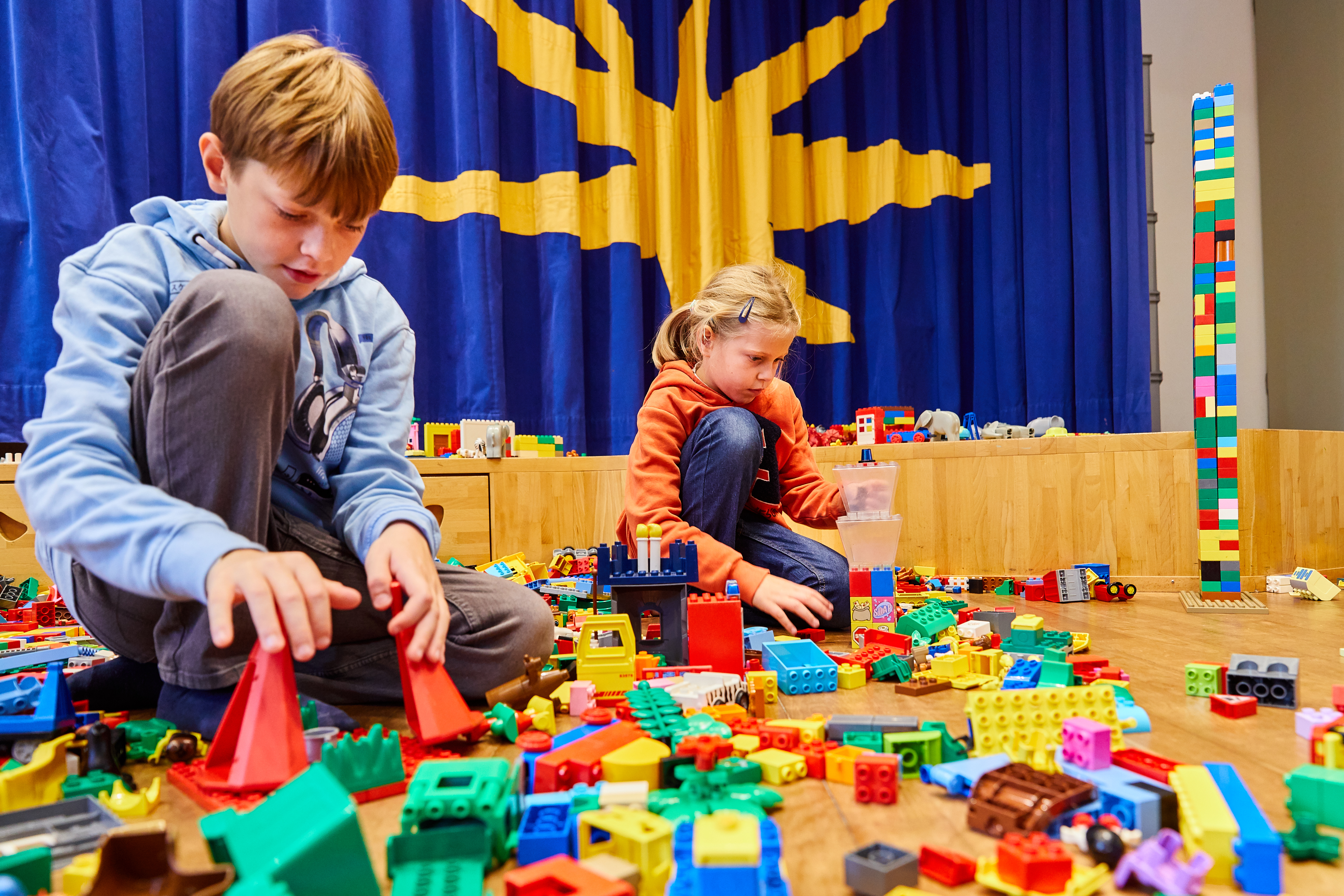 Kind spielt mit Legosteinen