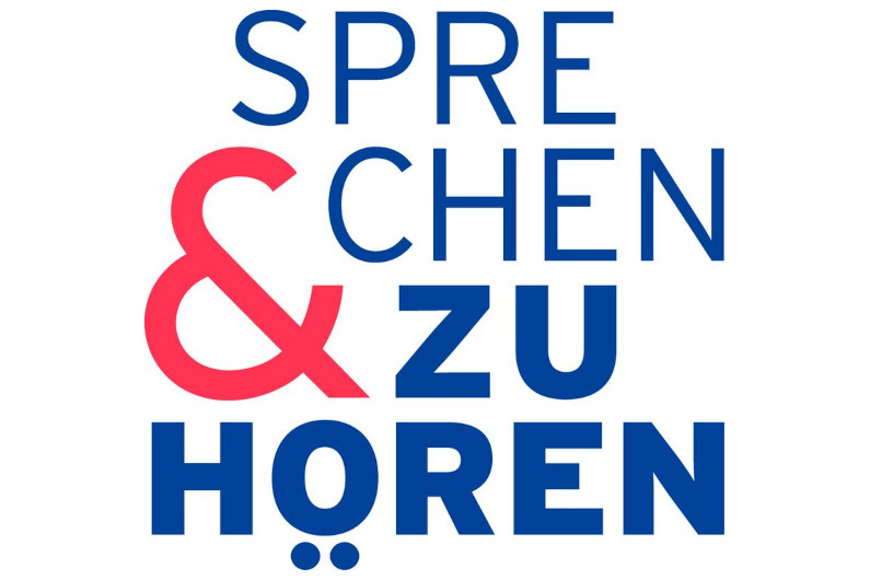 Das Logo zeigt die Worte Sprechen und Zuhören in blauer Farbe, das &-Zeichen ist in roter Farbe.