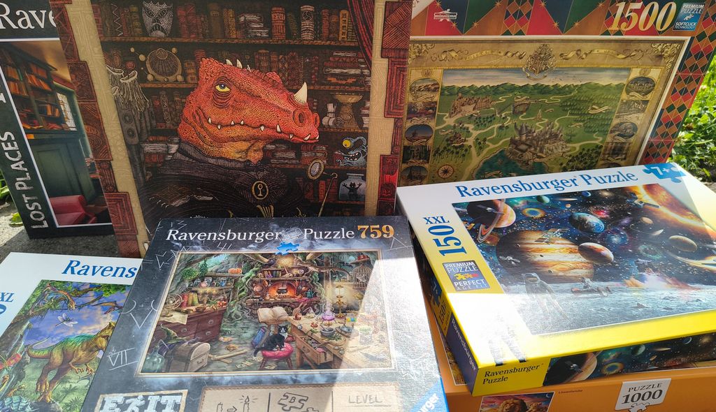 Verschiedene Puzzles liegen bereit.