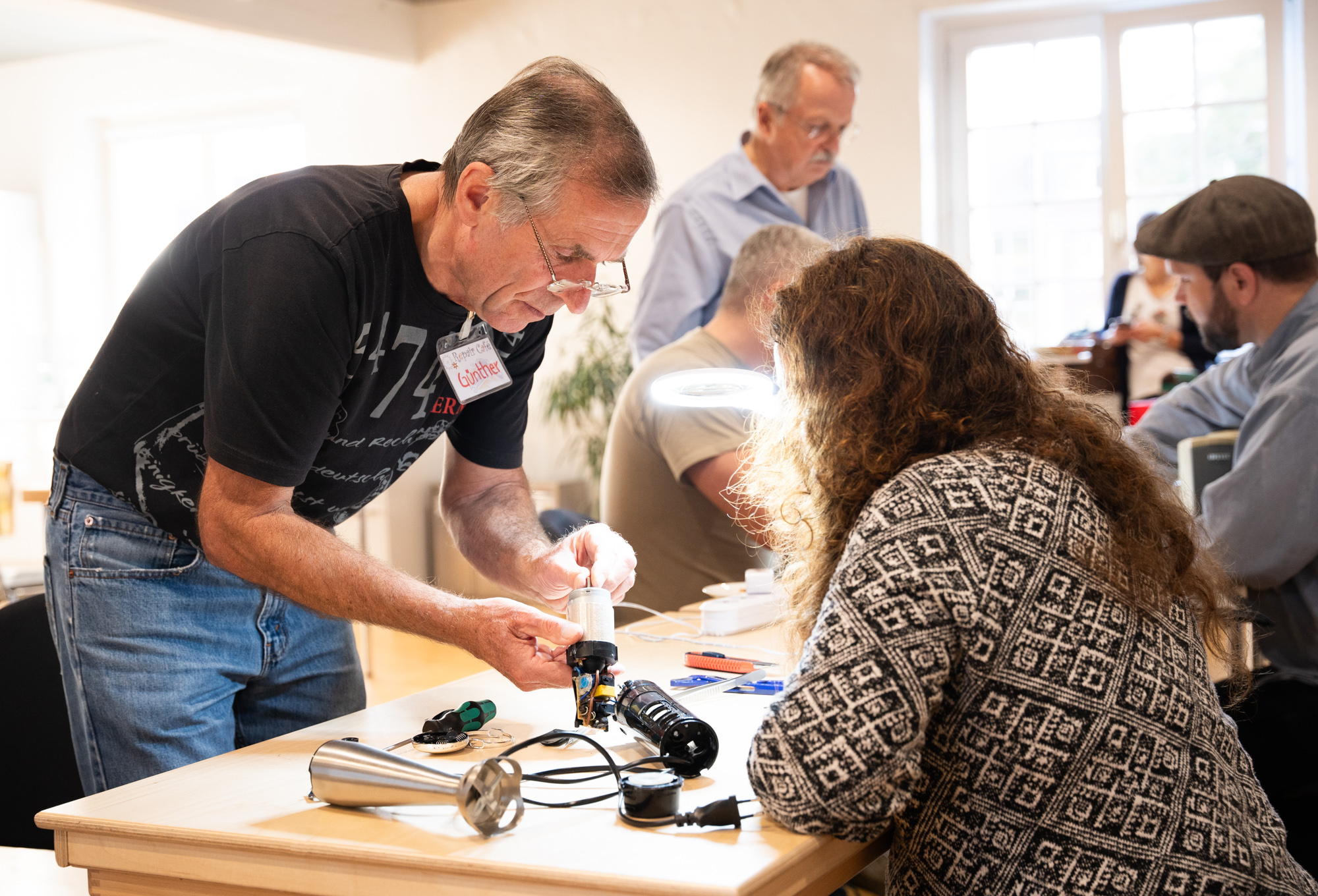 Menschen im Repair-Café