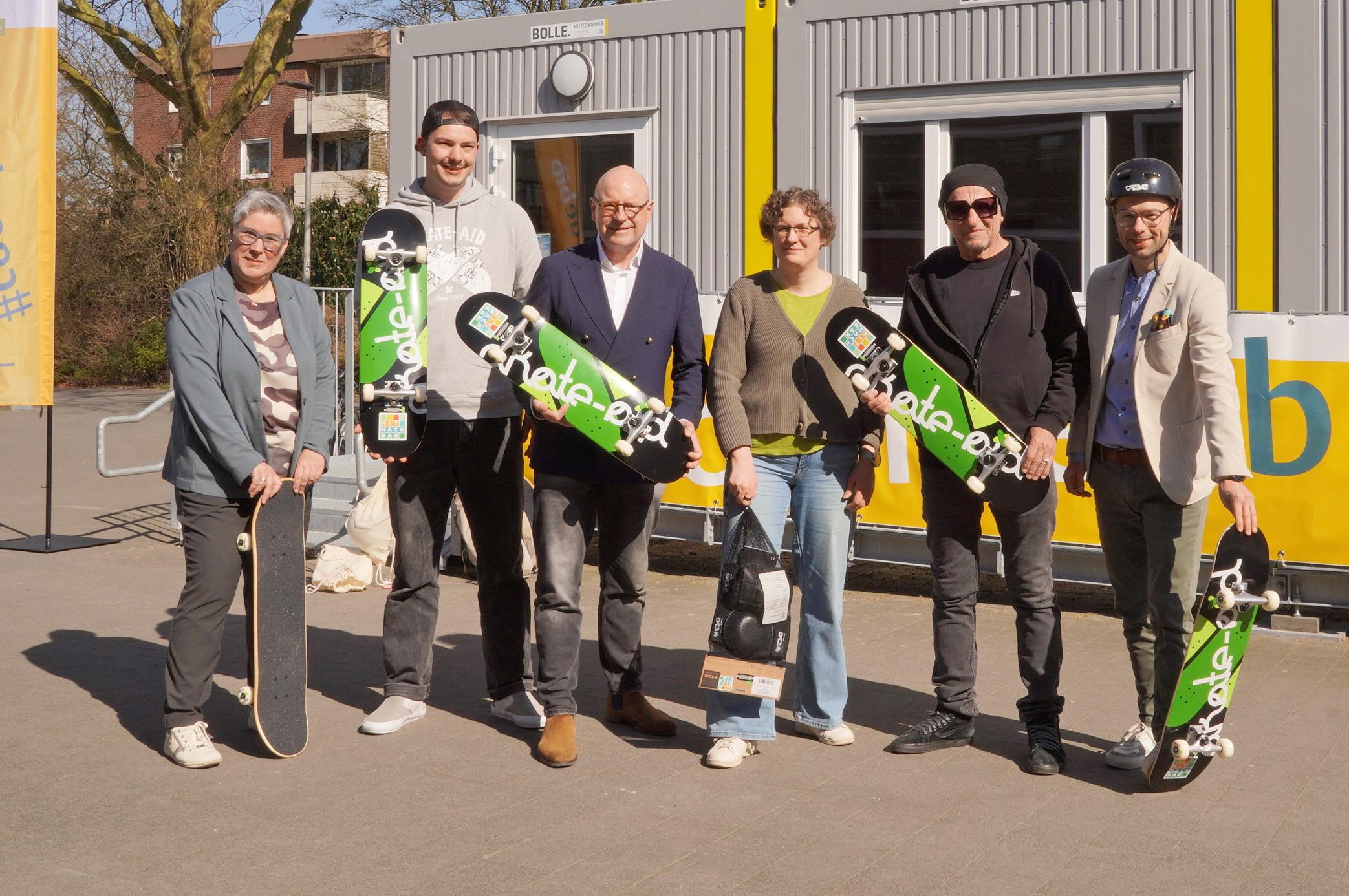 Sechs Personen mit Skateboards