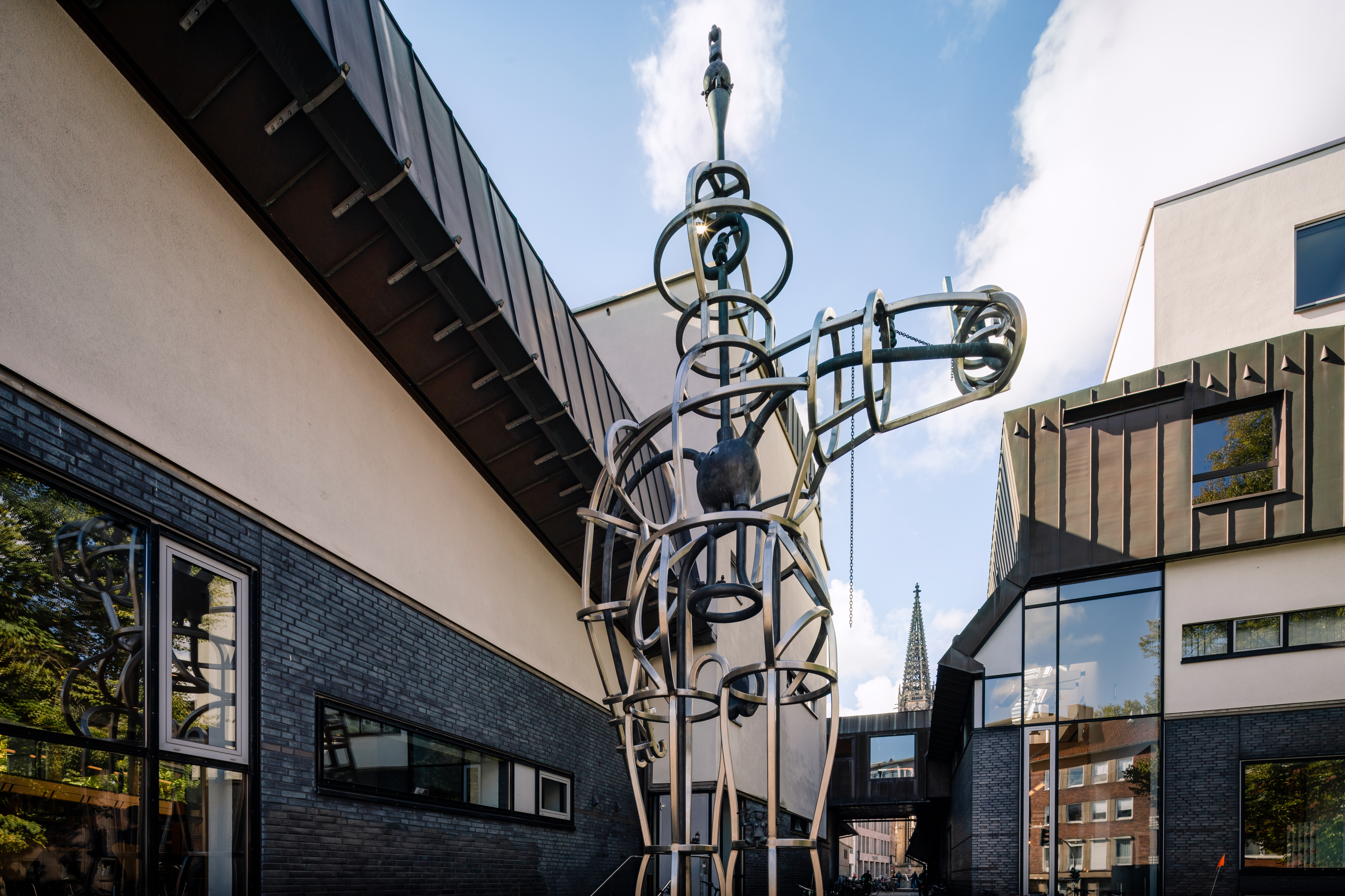 Außenansicht der Stadtbücherei Münster mit Skulptur