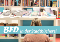 Eine junge Frau vor einem Buchregal Eine junge Frau vor einem Buchregal