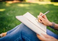 Dame mit Notizbuch & Stift