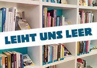 Ein Bücherregal und der Schriftzug "Leiht uns leer"