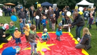Zirkus Bild: Kinder auf dem Manegenteppich