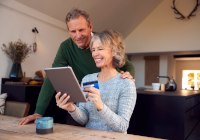Digitaler Herbst Senioren mit einem Tablet