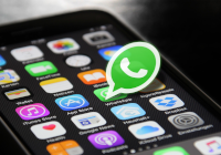 Whats App Ein liegendes Smartphone mit vielen Apps