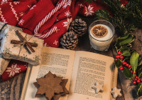 Ein aufgeschlagenes Buch mit Weihnachtsdekoration Ein aufgeschlagenes Buch mit Weihnachtsdekoration