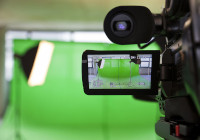 Greenscreen mit Fotoausrüstung Greenscreen mit Fotoausrüstung, Quelle: Wikimedia Commons: Basile9478issa https://commons.wikimedia.org/wiki/File:Photo_vid%C3%A9o_fond_vert_tournage_studio_cigale.jpg?uselang=de