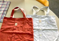 Hemdtaschen Zwei Hemdtaschen auf einem Tisch