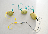 Mit Kabeln verbundene Kartoffeln Mit Kabeln verbundene Kartoffeln