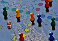 Ein Spielbrett mit Spielfiguren Ein Spielbrett mit Spielfiguren