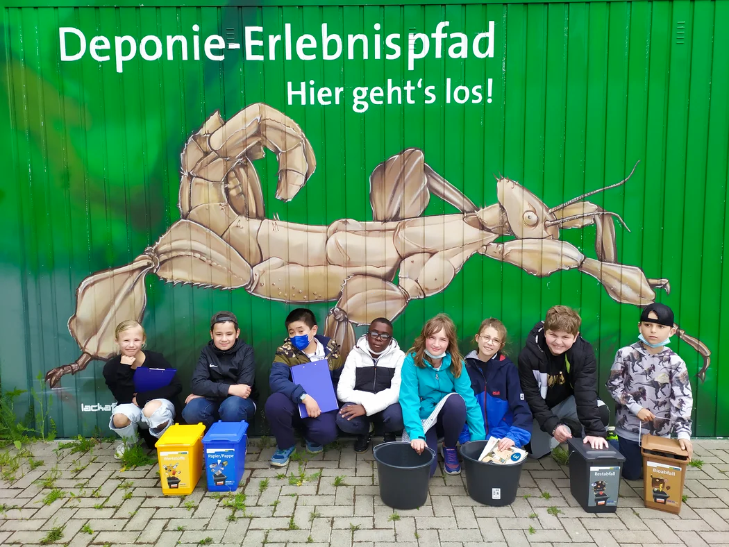 Deponie Erlebnispfad - Gruppenfoto mit 7 Kindern