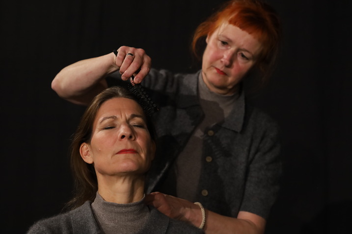 Eine Frau schneidet einer zweiten Frau die Haare.