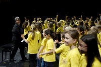 Große Gruppe singender Kinder