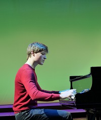 Foto von Mattis Koling (Klavier), der am Landeswettbewerb teil nimmt.
