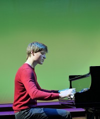 Foto von Mattis Koling (Klavier), der am Landeswettbewerb teil nimmt.