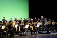 Großes Orchester auf einer Bühne