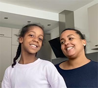 JEKISS-Sängerin und ihre Mutter singen gemeinsam Foto