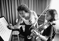 Prof. Irmgard Fehrensen-Plack unterrichtet eine Geigenschülerin.