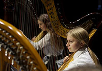 Zwei Mädchen spielen Harfe