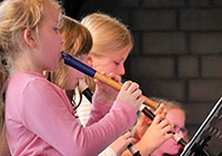 Drei Mädchen mit Blockflöten