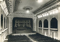 Blick in den bestuhlten großen Saal der Stadthalle