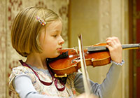 Ein Mädchen beim Geigenspiel