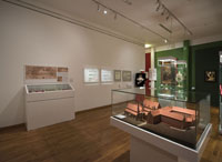 Ansicht eines Museumsaales mit verschiedenen Ausstellungsvitrinen und Deckenbeleuchtung