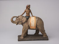 Eine Elefantenfigur mit Reiter.